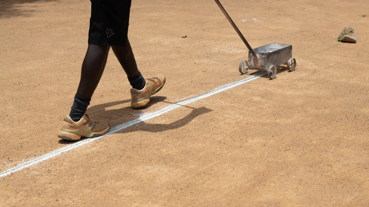 Cancha de tenis al aire libre, lista para las clases y los grupos de una academia